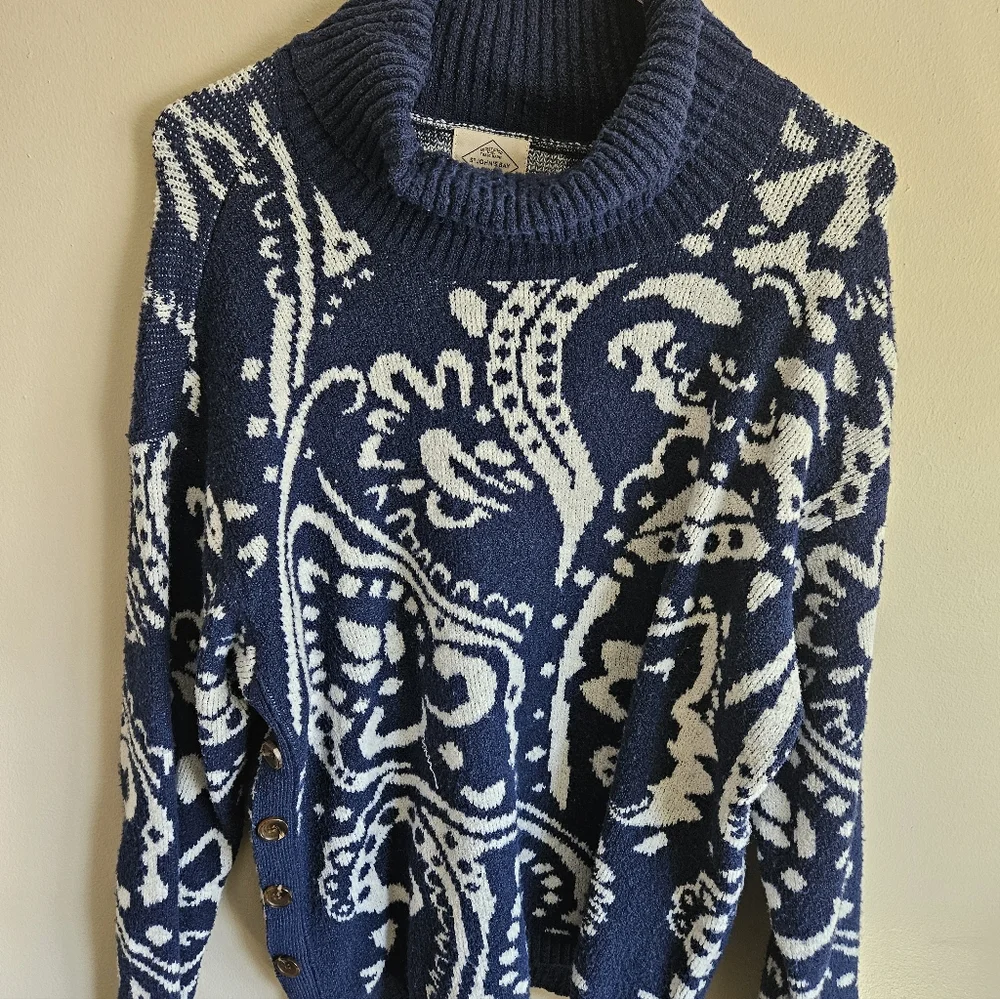 St. John Navy and White Turtleneck Sweater PXL